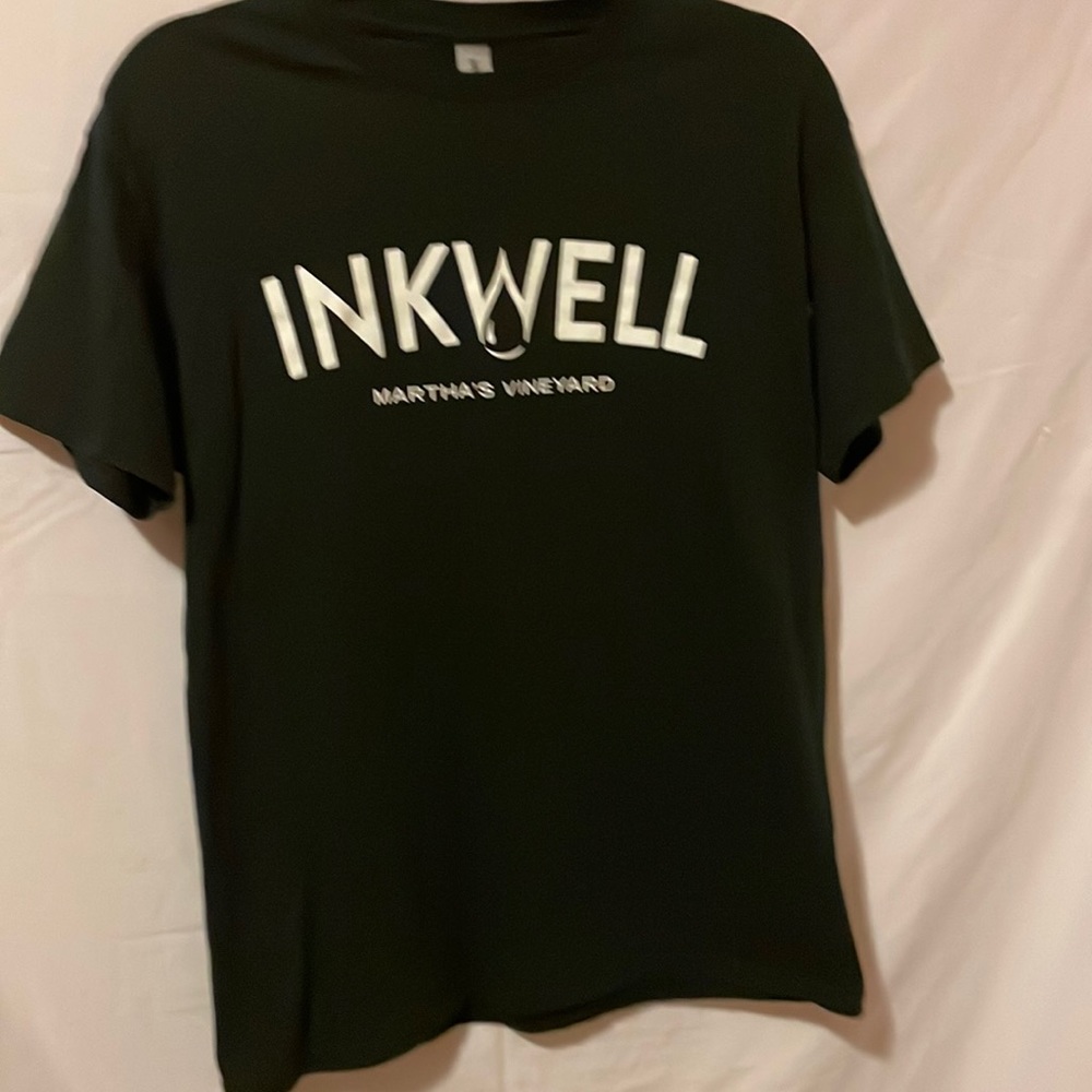 Black Gildan, short-sleeved T-shirt.